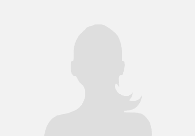 Graues Standard-Platzhalterbild einer nicht identifizierten Frau vor einem weißen Hintergrund.