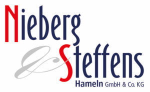 Logo mit dem Text Nieberg Steffens Hameln GmbH & Co. KG. Nieberg und Steffens sind in großen, stilisierten Buchstaben geschrieben, wobei das S in Rot hervorgehoben ist. Hameln GmbH & Co. KG ist in kleinerer Schrift darunter platziert
