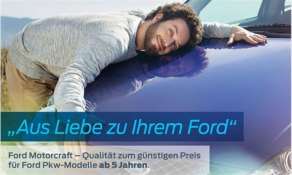 Ein Mann mit lockigem Haar lehnt seinen Kopf lächelnd auf die Motorhaube eines blauen Autos. Im Bild steht der Text: „Aus Liebe zu Ihrem Ford“. Darunter steht: „Ford Motorcraft – Qualität zum günstigen Preis für Ford Pkw-Modelle ab 5 Jahren.“