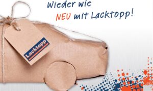 Ein Auto ist in braunes Packpapier eingewickelt und mit einem Juteschnurband versehen. Ein Etikett mit dem Logo Lacktopp hängt an der Schnur. Oben steht der Text: Wieder wie NEU mit Lacktopp! Der Hintergrund ist weiß mit einem Muster aus blauen und orangen