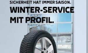 Ein Autoreifen steht vor einem großen Fenster mit Blick auf eine verschneite Landschaft. Oben sind die Worte: Sicherheit hat immer Saison. Winter-Service mit Profil.